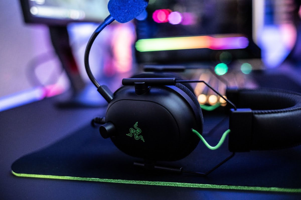 Why Do Esports Players Use Earbuds and Headphones? RealGear